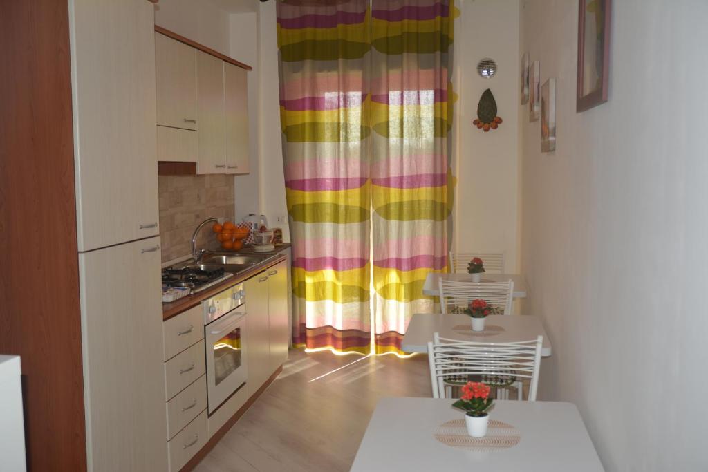A kitchen or kitchenette at ART B&B