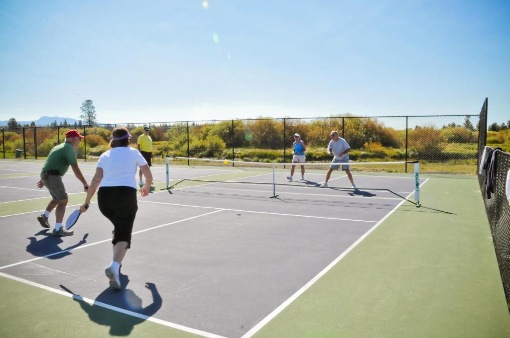 Tenis a/nebo squash v ubytování Bend-Sunriver Camping Resort Studio Cabin 8 nebo okolí