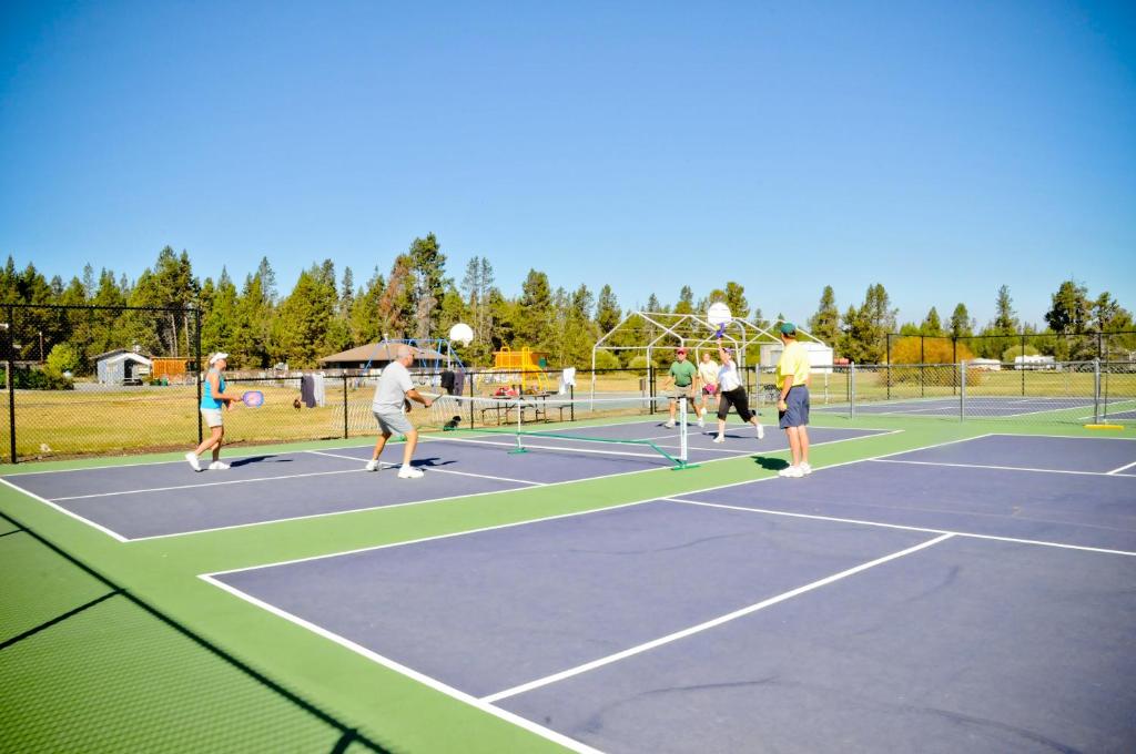 Tenis a/nebo squash v ubytování Bend-Sunriver Camping Resort Studio Cabin 8 nebo okolí