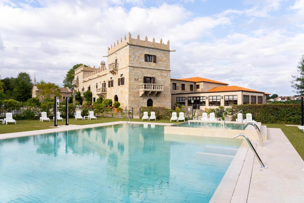 una gran piscina frente a un edificio en Hotel Pazo O Rial, en Vilagarcía de Arousa