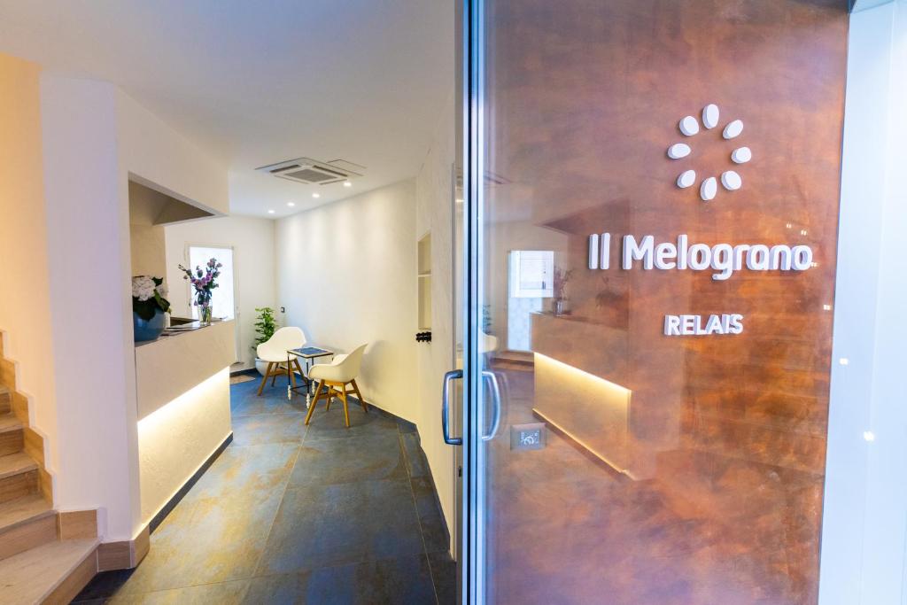 Il Melograno Relais في فيكو إيكوينس: باب لمدخل غرفة مع طاولة