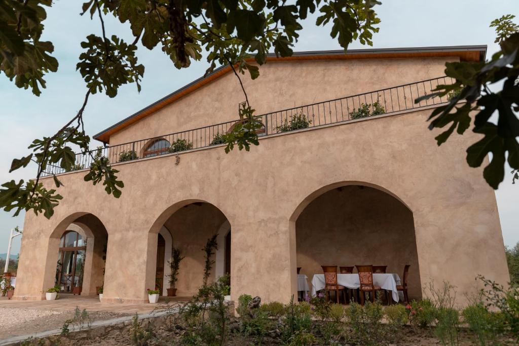 uma vista para o exterior de um edifício com uma varanda em Agroturizem Gjepali em Shijak