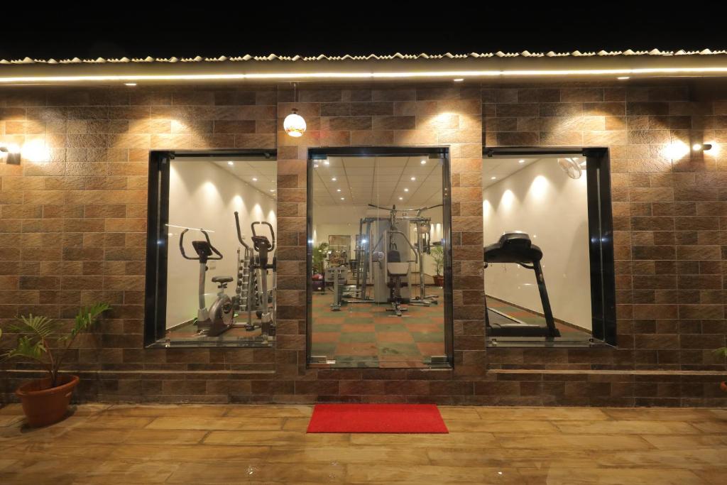 Fitness centrum a/nebo fitness zařízení v ubytování Sarovar Portico, Somnath