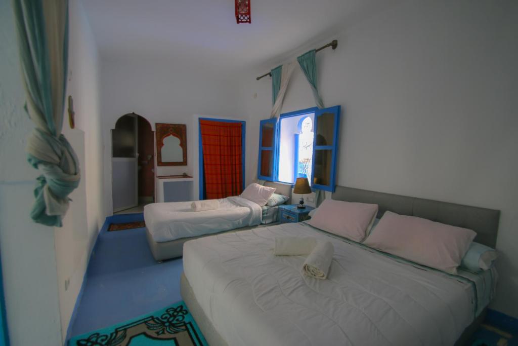 A bed or beds in a room at Dar Chefchaouen