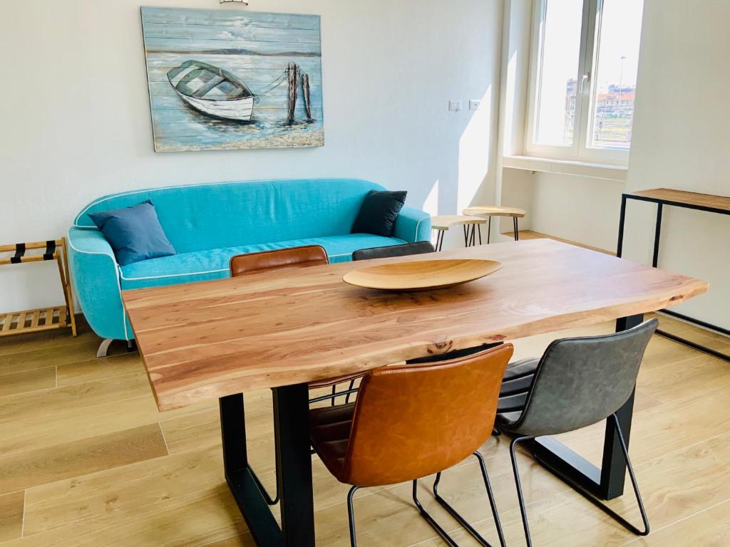 Posedenie v ubytovaní Luxury Flat by Central Station / Unique View