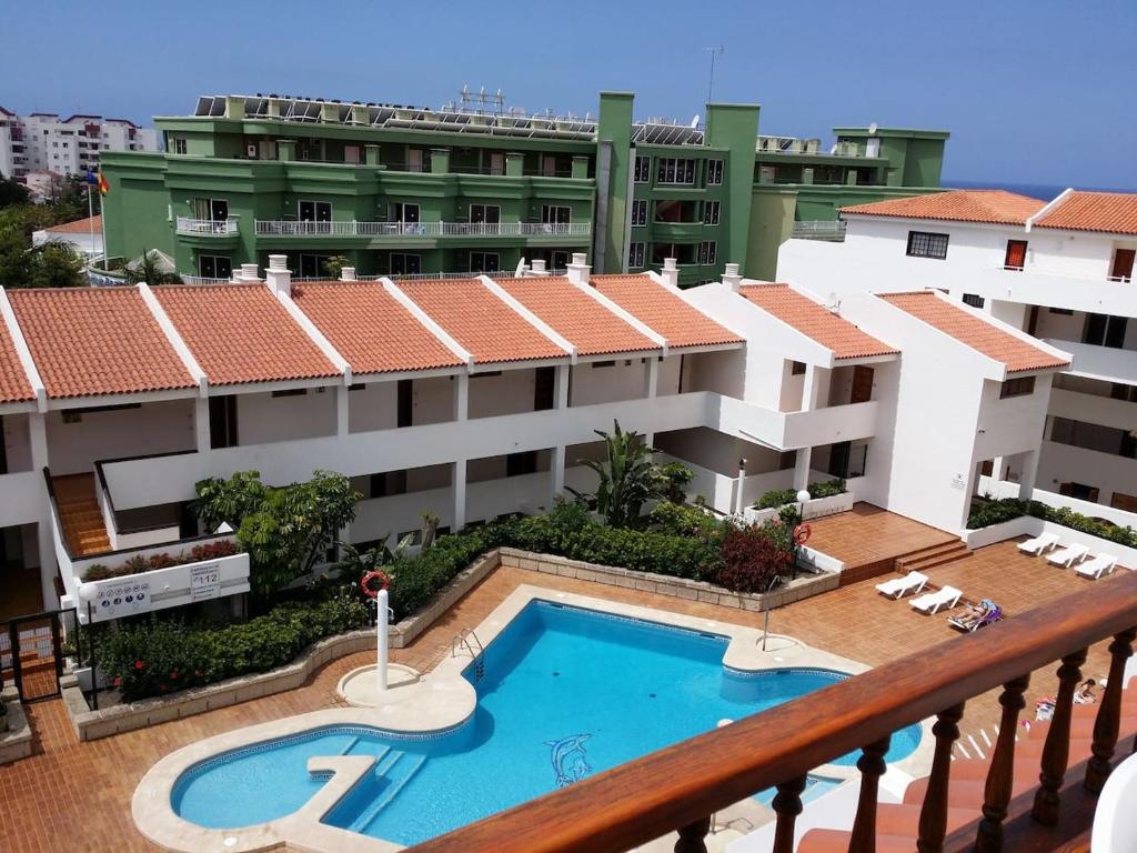 Duplex penthouse apartment Puerto Colón only 5 min. to the beach, 2  terraces, pool, Wifi, dishwasher (España Adeje) - Booking.com