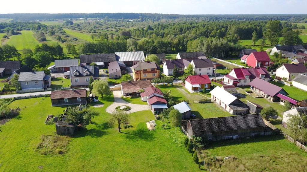 una vista aérea de un pequeño pueblo con casas en Wypoczynek na wsi Pod Akacją, en Oksa