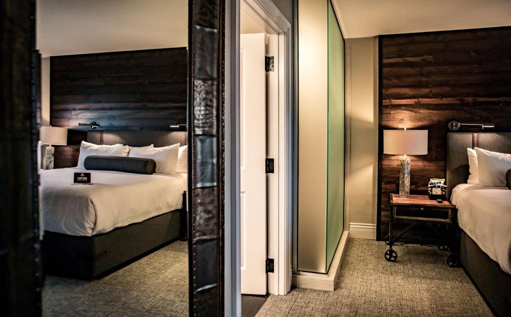 Postel nebo postele na pokoji v ubytování Ironworks Hotel