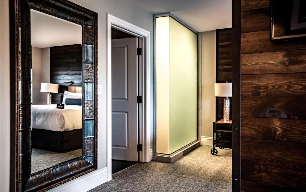 Postel nebo postele na pokoji v ubytování Ironworks Hotel