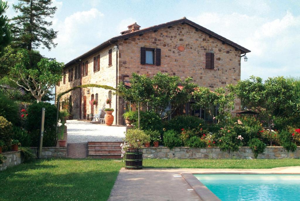 einem externen Blick auf ein Haus mit einem Pool in der Unterkunft La Luna di Mezzanotte in Fratta Todina