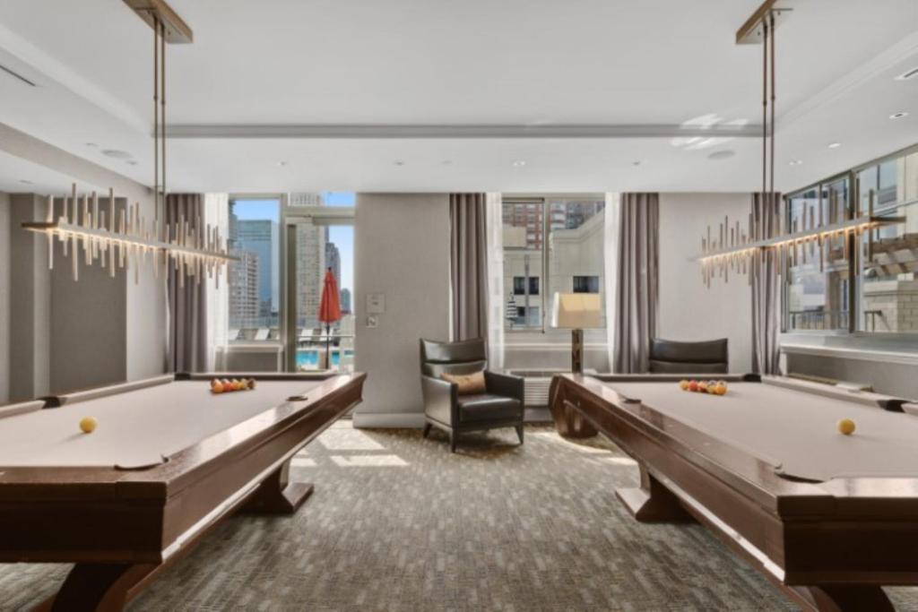 Meja biliard di Global Luxury Suites Downtown Jersey City