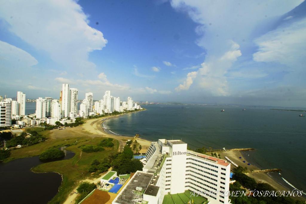 uma vista para uma cidade e para o oceano com edifícios em Apartamentos Bacanos em Cartagena de Indias