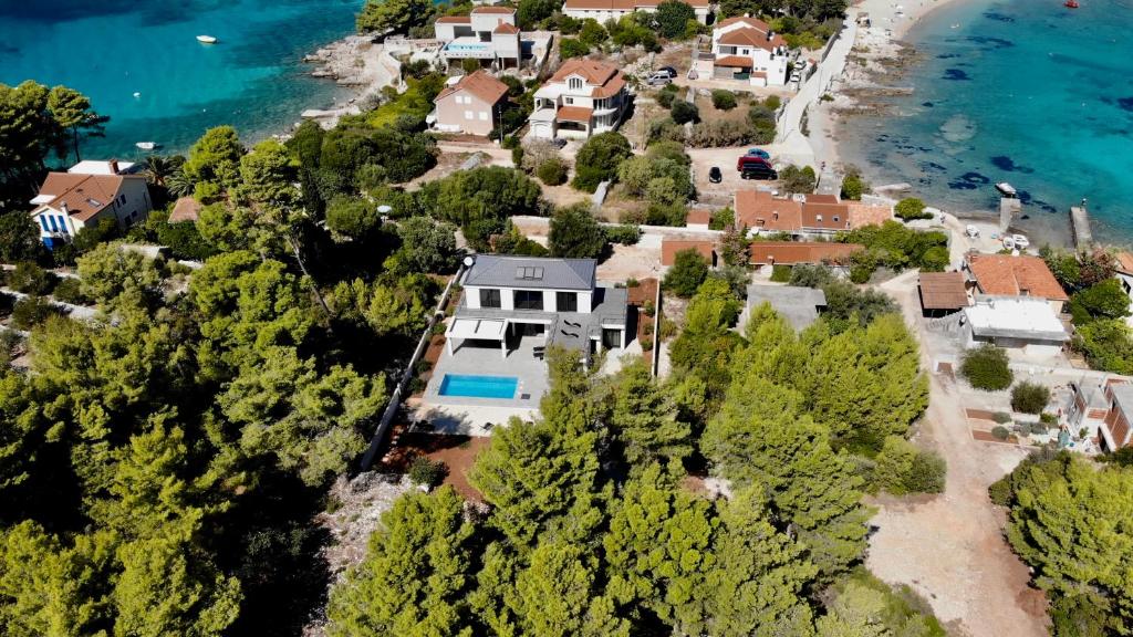 z góry widok na dom na plaży w obiekcie Seaside villa at Prizba w mieście Prižba