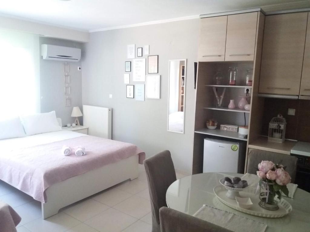 - une chambre avec un lit et une table ainsi qu'une salle à manger dans l'établissement Perfect Location, à Tríkala