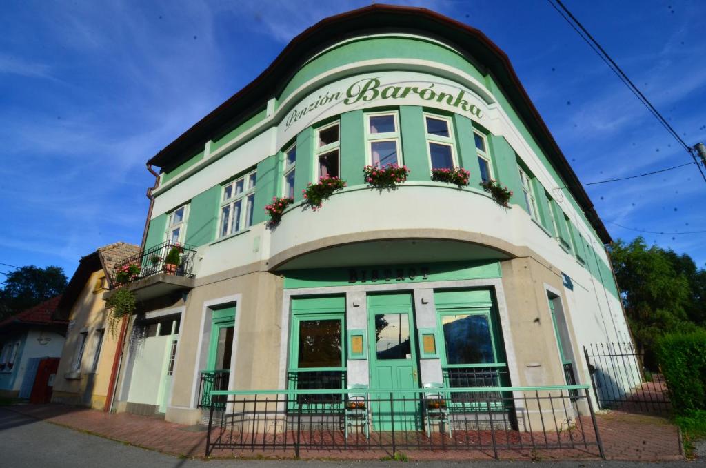 um edifício verde e branco em Baronka Bed & Breakfast & Bistrot em Betliar