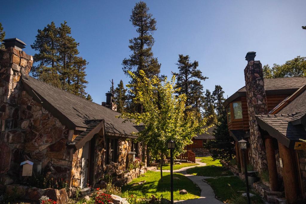 una casa de piedra con un camino delante de ella en Embers Lodge & Cabins en Big Bear Lake