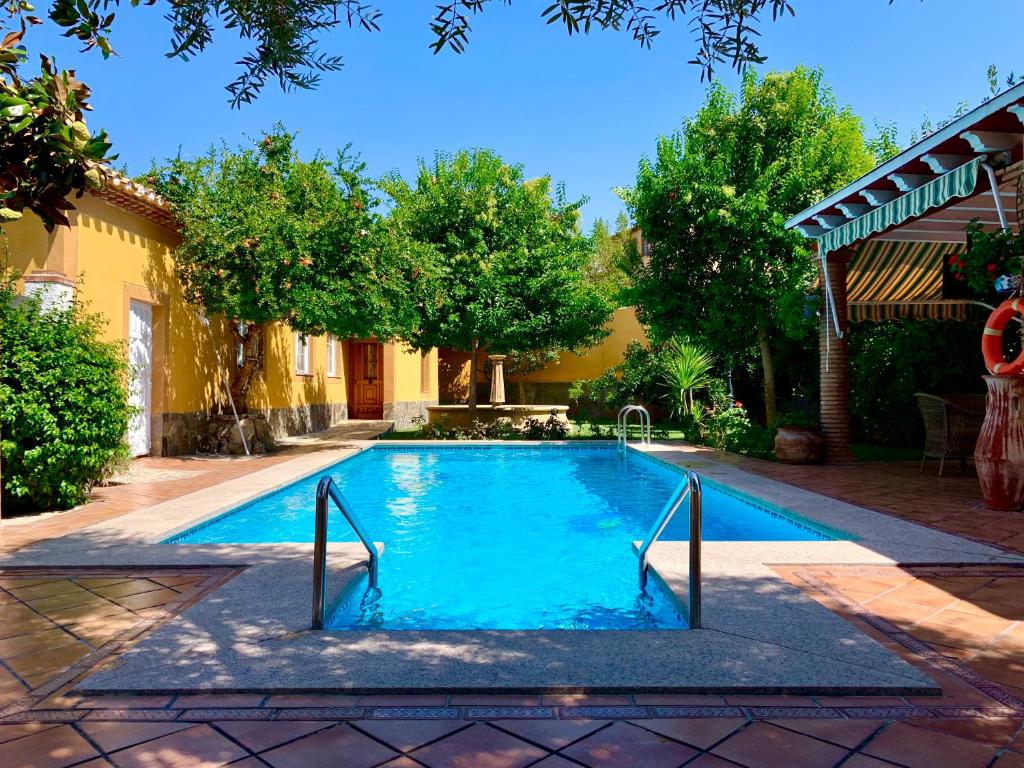 una piscina en medio de un patio en Casa rural Vía del Tranvía, en La Zubia