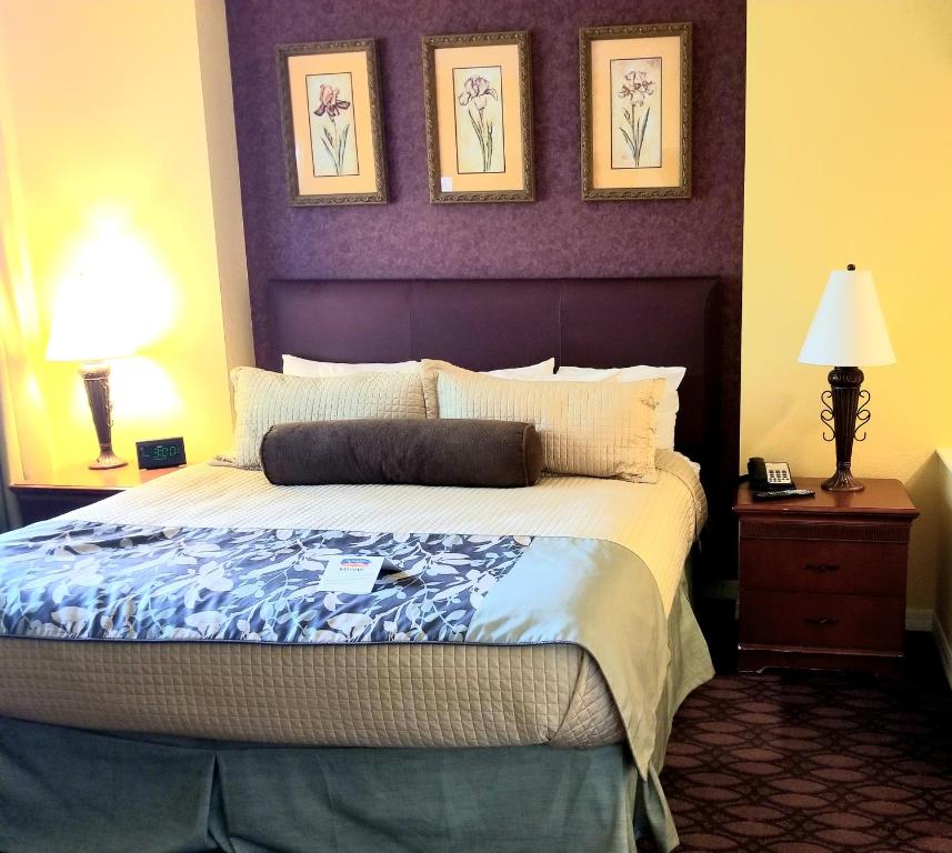 Giường trong phòng chung tại The Grandview at Las Vegas