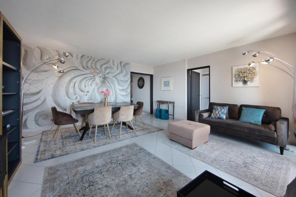un salon avec une table et un canapé dans l'établissement Panoramic view, 2 bedroom, Monaco,Riviera, Parking, à Beausoleil
