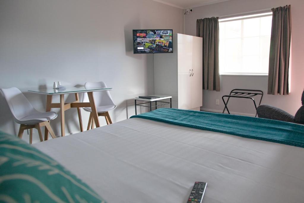 Postel nebo postele na pokoji v ubytování BKs Palm Court Motor Lodge