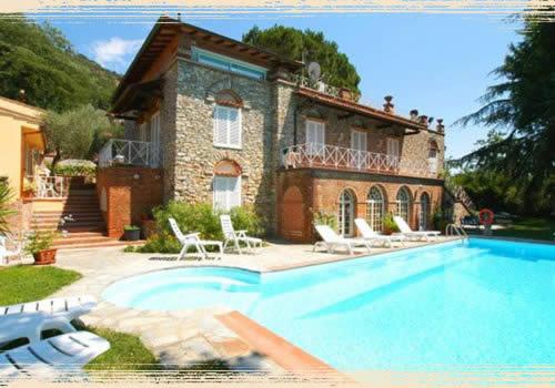 une maison avec une piscine en face d'une maison dans l'établissement Maison Brinati Bed and Breakfast, à Monsummano