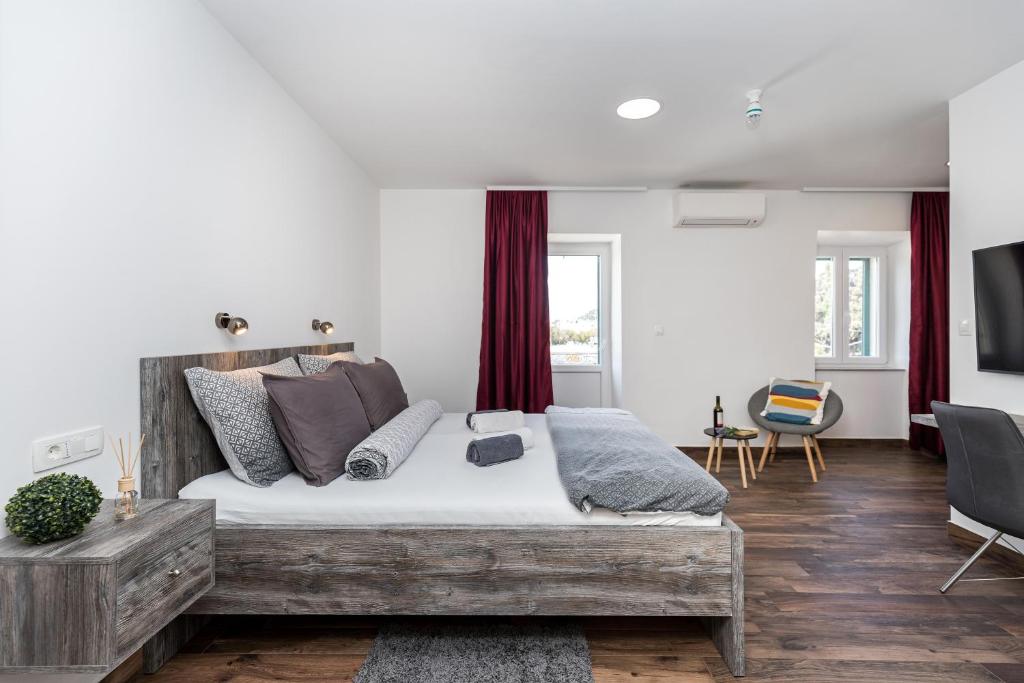 Televízia a/alebo spoločenská miestnosť v ubytovaní Apinelo Port Rooms