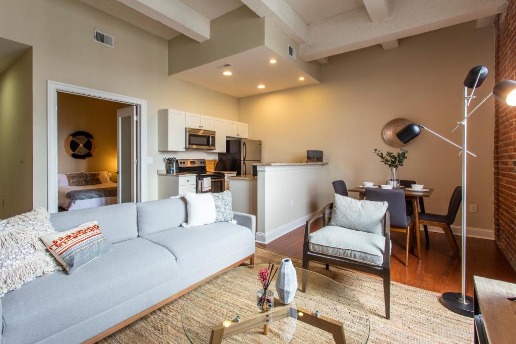 Sleeps 6! 2 Bedrm, Gym, Close to Major Attractions - Apartment With Garden View
