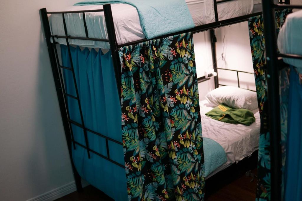 Postel nebo postele na pokoji v ubytování NATIVUS Art-Hostel