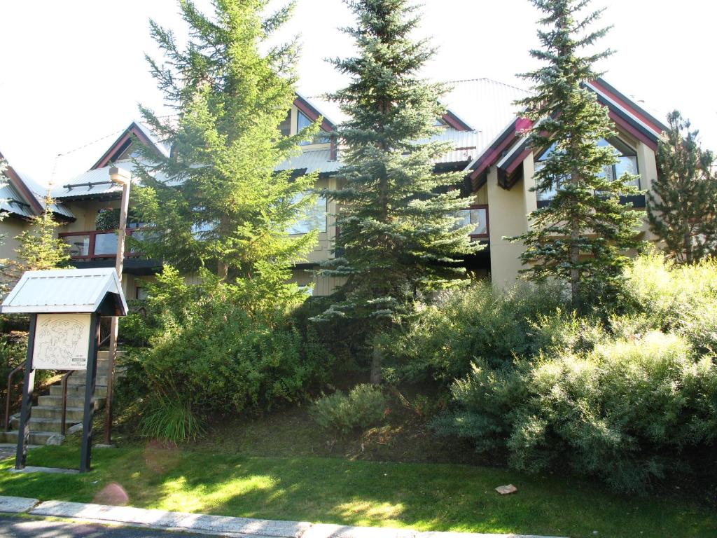 惠斯勒的住宿－Villas Snowberry by Whistler Retreats，公寓大楼前面有树木