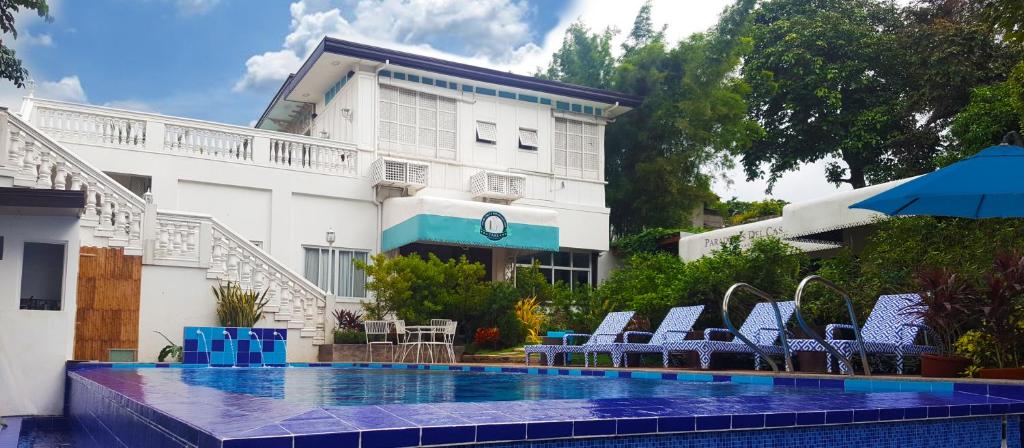 ein Hotel mit einem Pool vor einem Gebäude in der Unterkunft Paradores Del Castillo in Taal