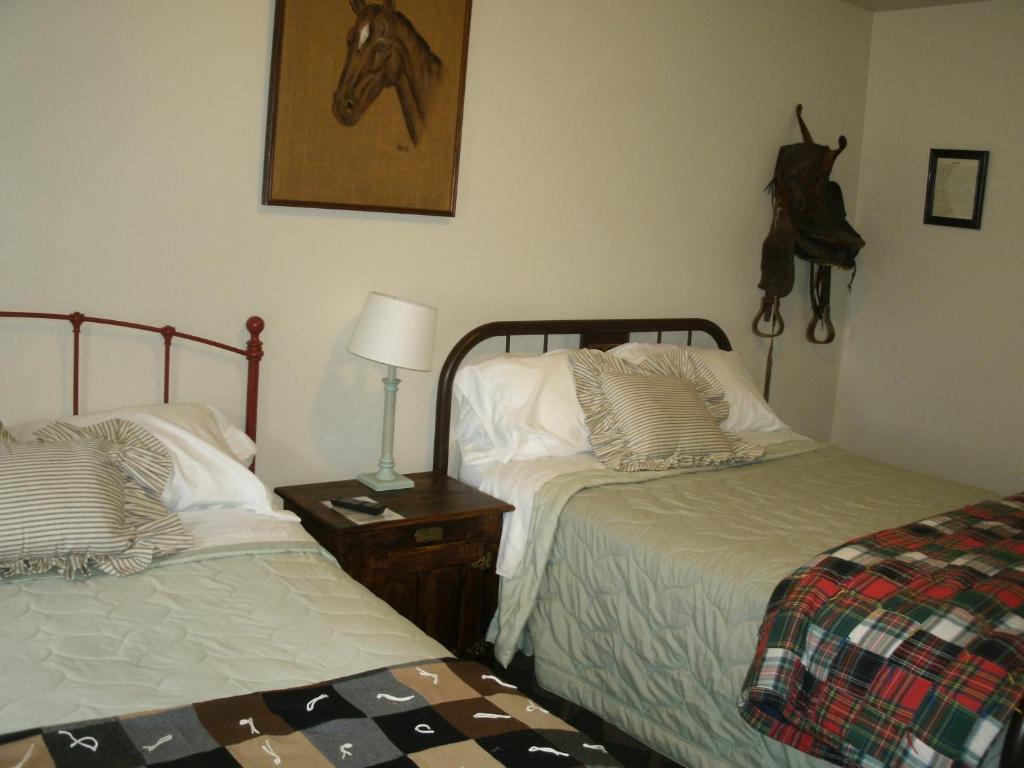 Postel nebo postele na pokoji v ubytování Virginia City Inn