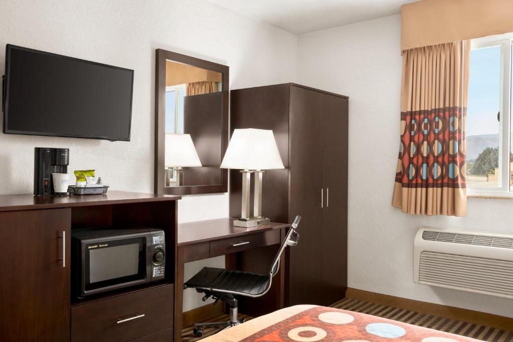 TV a/nebo společenská místnost v ubytování Quality Inn Wenatchee-Leavenworth