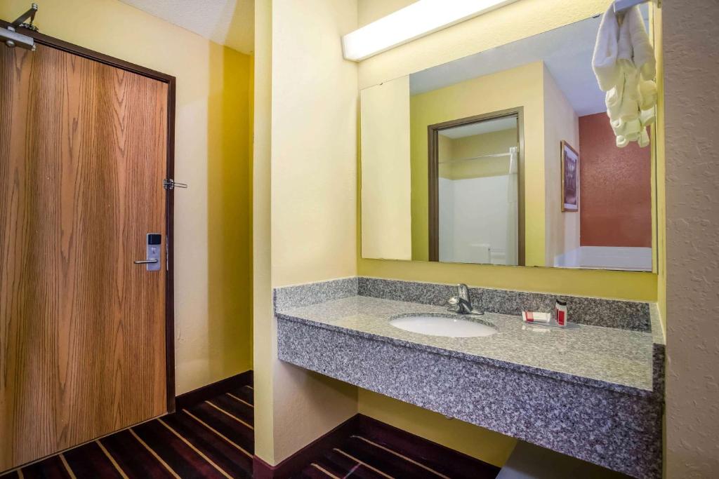 Super 8 by Wyndham Crawfordsville photo
