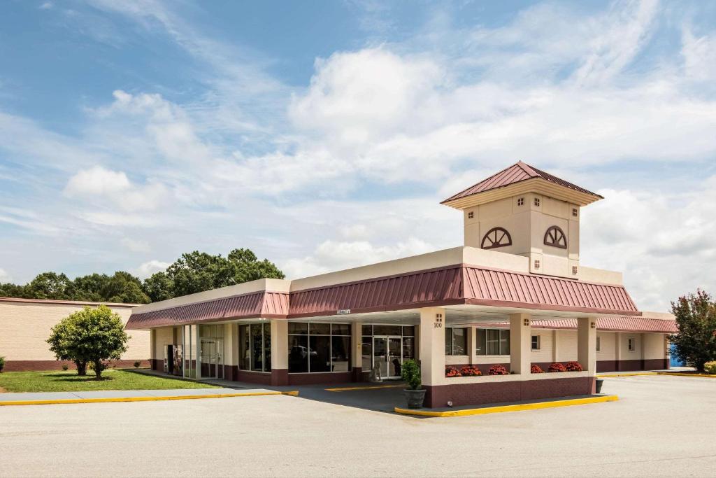 ein Gebäude mit einem Uhrturm darüber in der Unterkunft Super 8 by Wyndham Gaffney in Gaffney