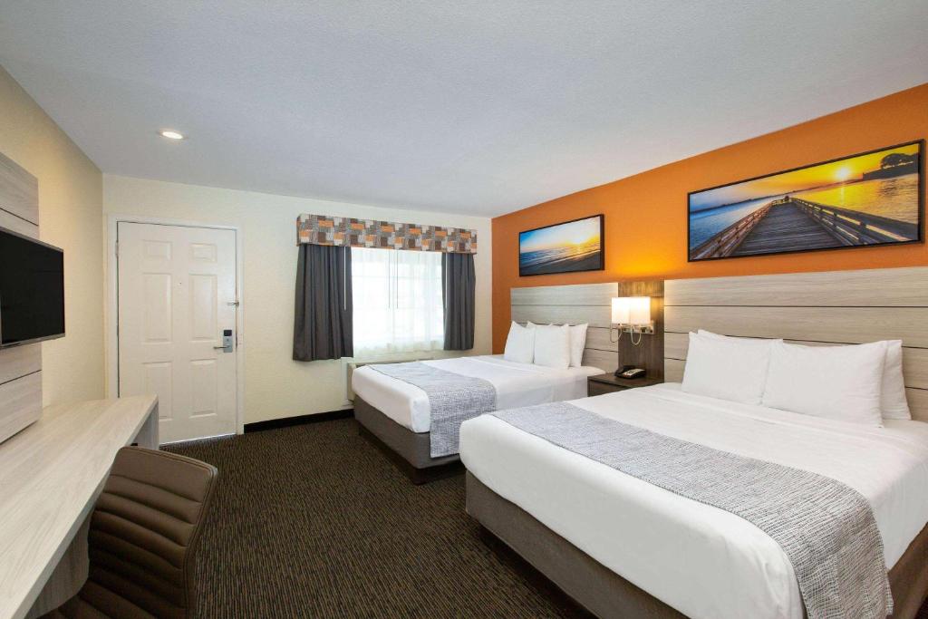 Кровать или кровати в номере Days Inn by Wyndham Monterey-Fisherman's Wharf Aquarium