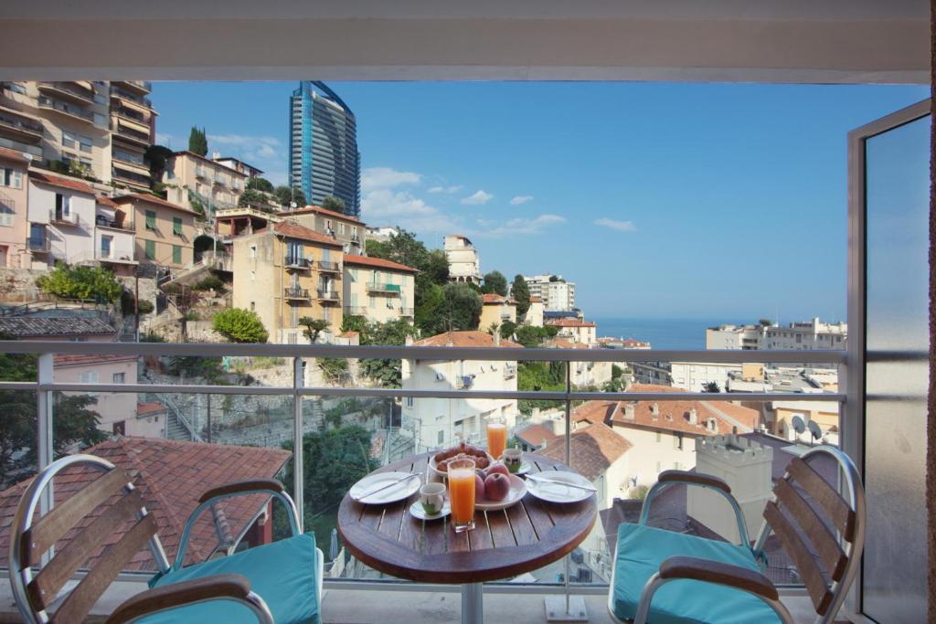 un tavolo su un balcone con vista sulla città di Monaco, sea view, bright studio a Beausoleil