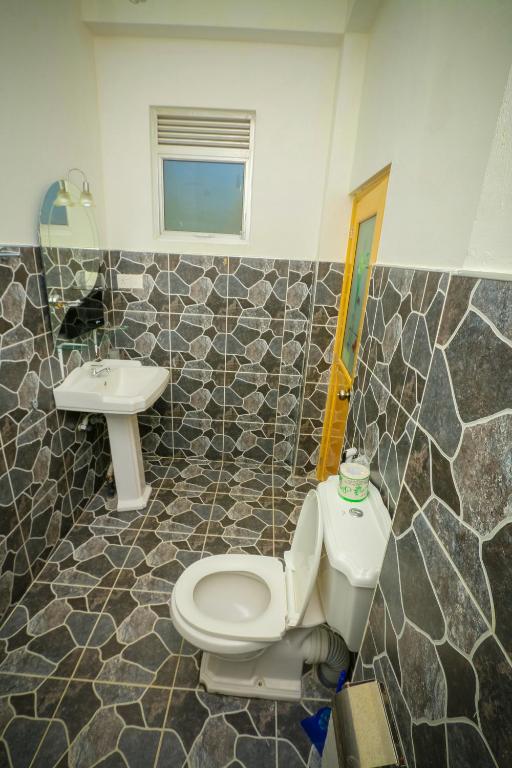 Ella waterfall view - Family Room With Bathroom