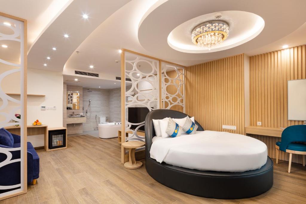 Giường trong phòng chung tại Lucky Sun Hotel Nha Trang Beach