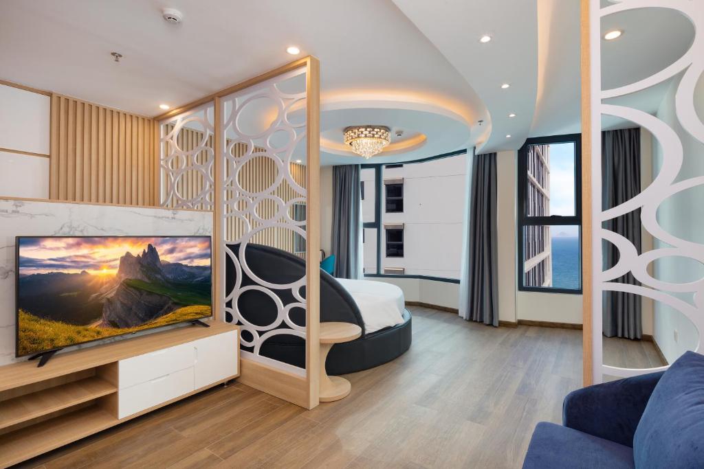 TV a/nebo společenská místnost v ubytování Lucky Sun Hotel Nha Trang Beach