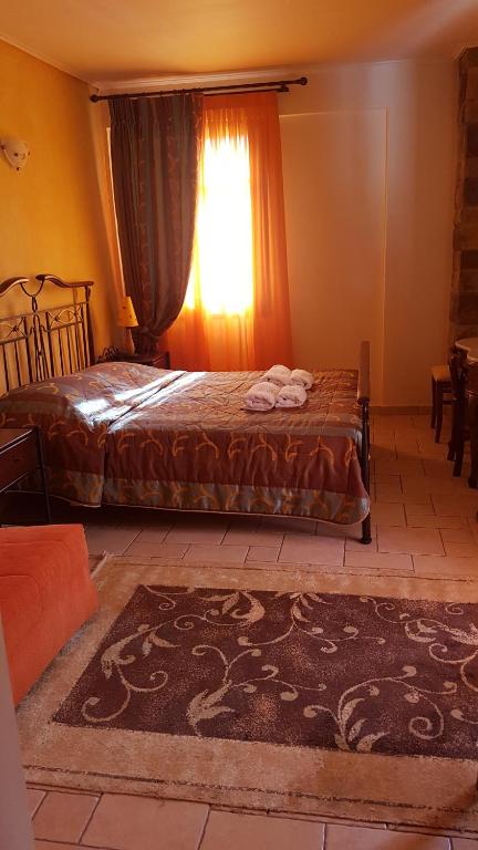 Postel nebo postele na pokoji v ubytování ''EPAVLIS boutique GALAXIDI''
