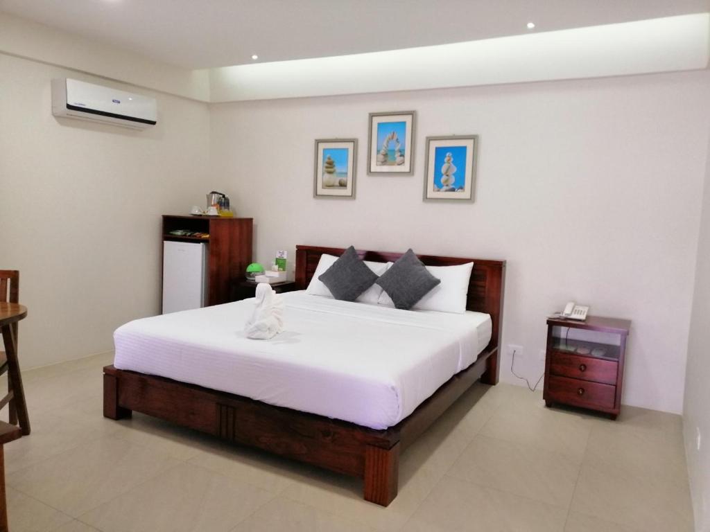 Postel nebo postele na pokoji v ubytování Nirvana Resort Puerto Galera