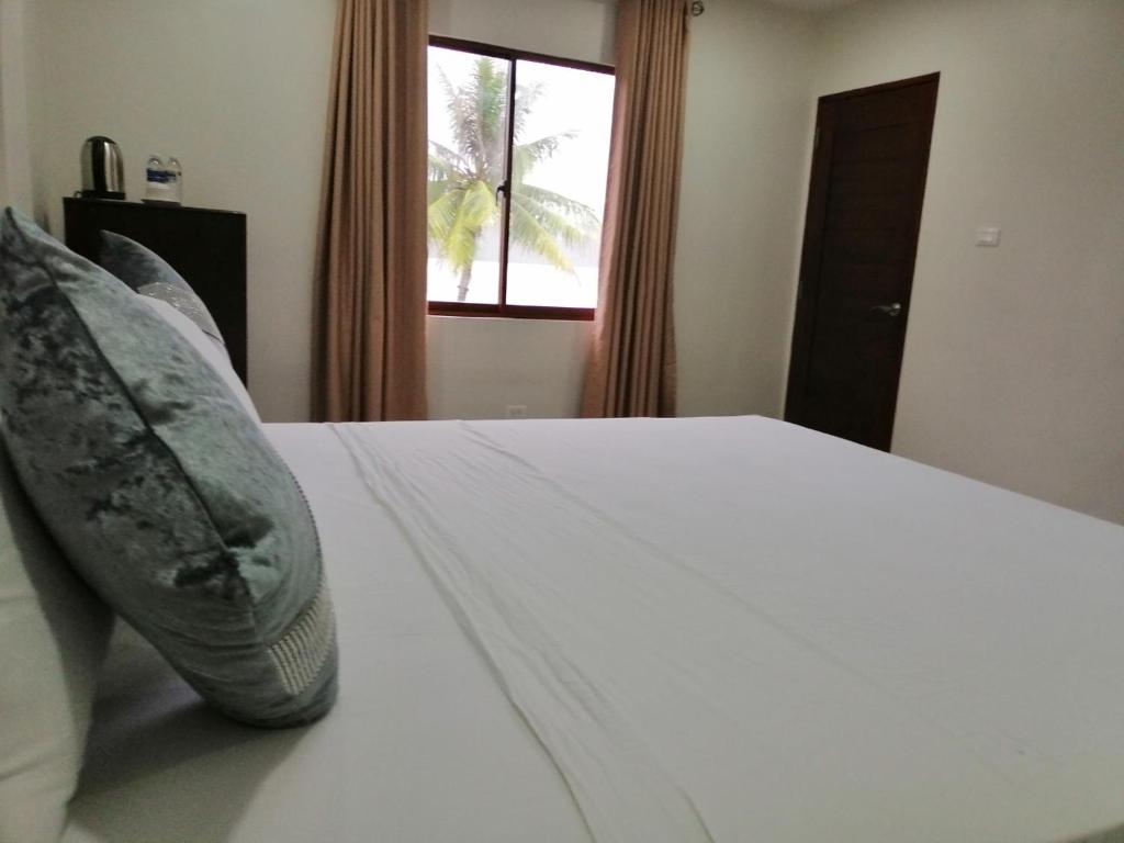 Postel nebo postele na pokoji v ubytování Nirvana Resort Puerto Galera