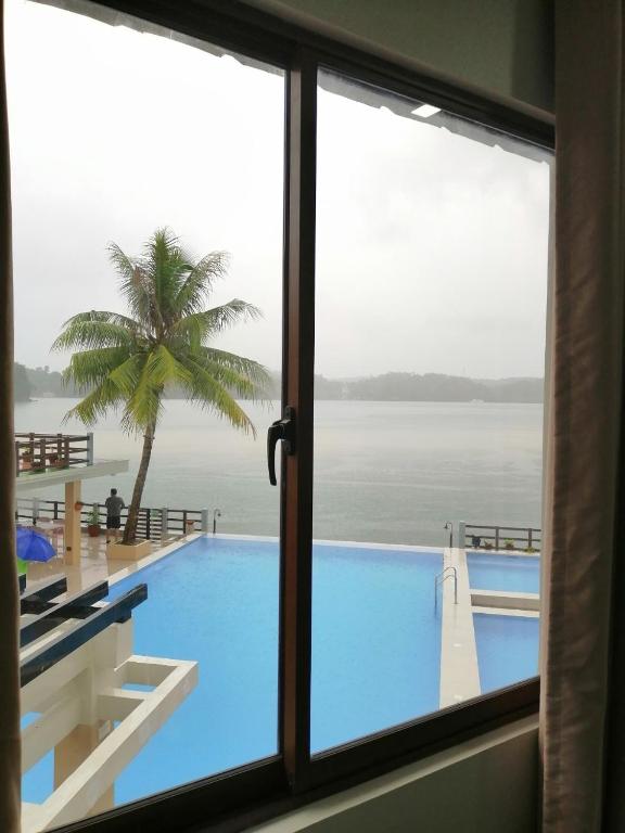 Bazén v ubytování Nirvana Resort Puerto Galera nebo v jeho okolí