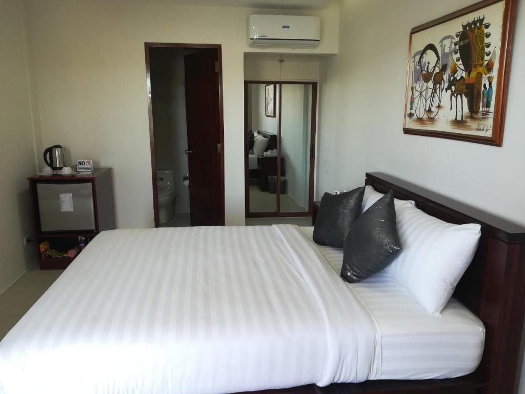 Postel nebo postele na pokoji v ubytování Nirvana Resort Puerto Galera