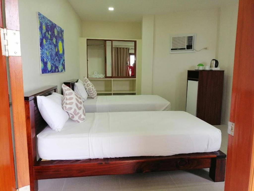 Postel nebo postele na pokoji v ubytování Nirvana Resort Puerto Galera