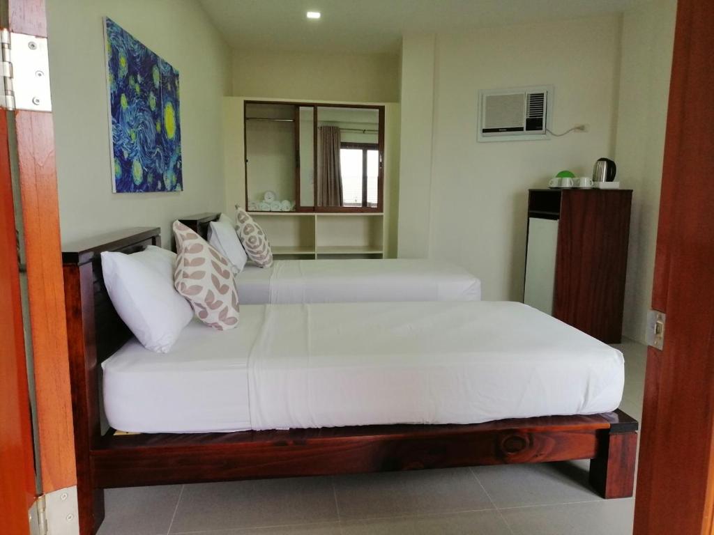 Postel nebo postele na pokoji v ubytování Nirvana Resort Puerto Galera