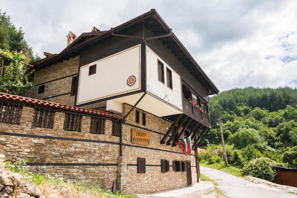 Gostun的住宿－Macedonia Guest House，一座建筑的顶部有一个篮球架