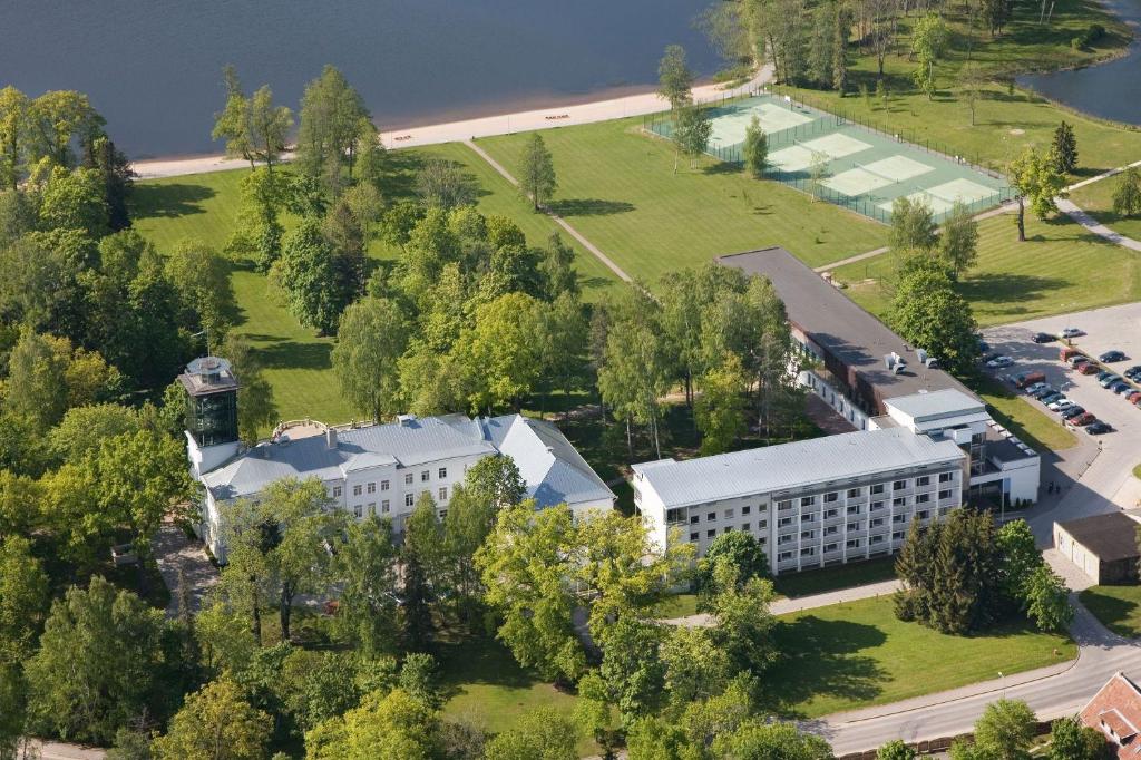 Pühajärve Spa & Holiday Resort في أوتيبا: اطلالة جوية على مبنى وحديقة