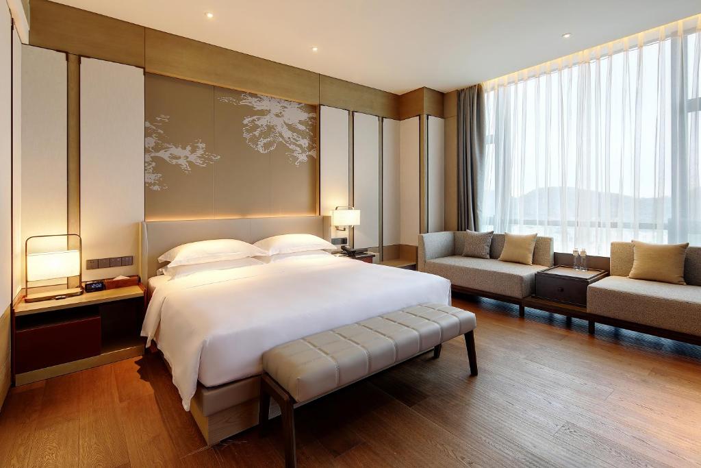 Dongguan DongCheng International Hotel - Free shuttle bus for Canton Fair tesisinde bir odada yatak veya yataklar