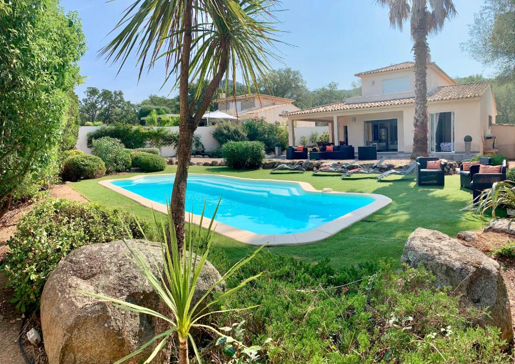 una piscina en el patio de una casa en Villa CASAMIRAFIO à PALOMBAGGIA piscine chauffée et 8 à 9 personnes, en Porto Vecchio